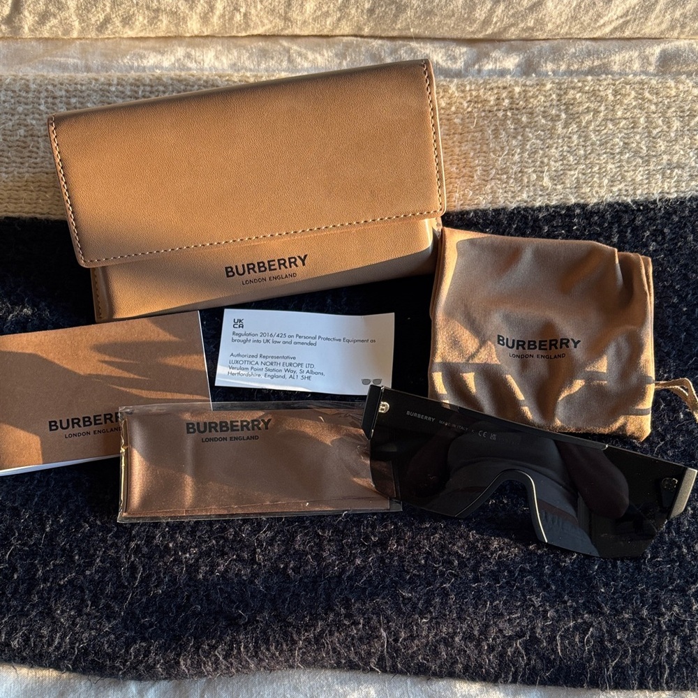 Burberry Black logo Sunglasses (worn 3x)